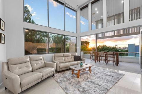 Luxurious Living - 3Bed-3Bath-1Car-Pool - Balmoral - Accommodation Gold Coast 0