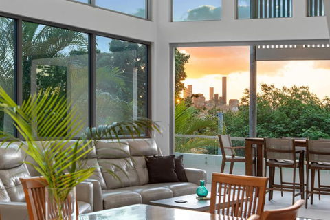 Luxurious Living - 3Bed-3Bath-1Car-Pool - Balmoral - Accommodation Gold Coast 1