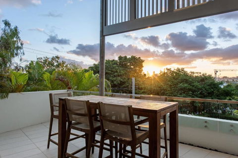 Luxurious Living - 3Bed-3Bath-1Car-Pool - Balmoral - Accommodation Gold Coast 2