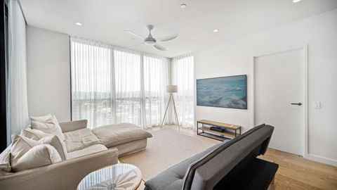Luxury Beachside Apartment - 1 Gold Coast 3