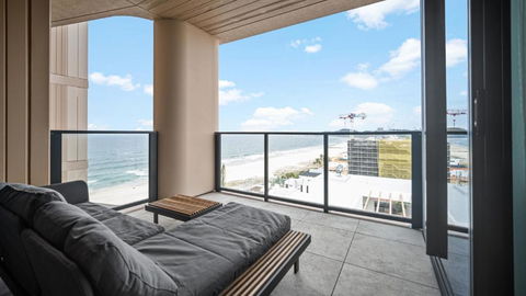 Luxury Beachside Apartment - 1 Gold Coast 2