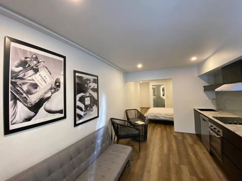 Luxury Inner-west Flat W/ Breakfast And Coffee Included! - Accommodation Gold Coast 2