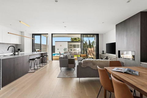 Luxury NEW 5BDRM Oasis With Heated Pool - Gold Coast 4U 1