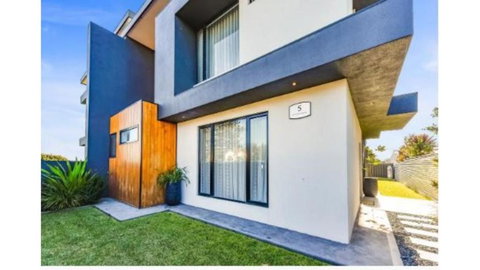 Luxury On Holland Kingston SE - Accommodation Gold Coast 0