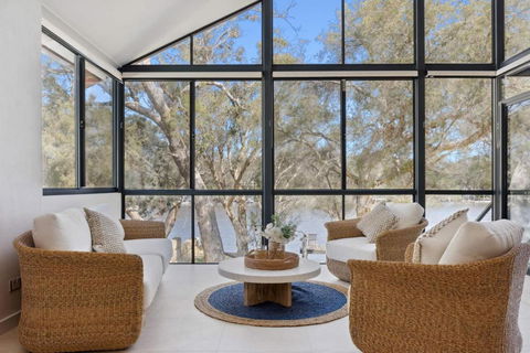Luxury Riverside Escape With Private Jetty On The Murray River - Gold Coast 4U 0