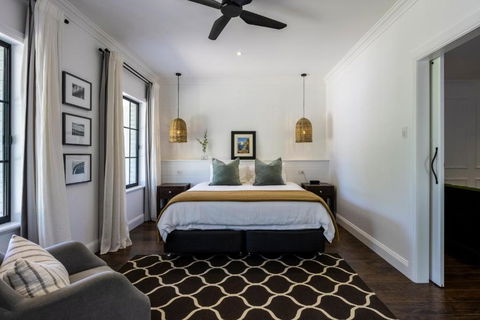 MAIN STREET RETREAT - King BRs, Comp Minibar, Breakfast Prov, Fireplaces - Accommodation Gold Coast 1