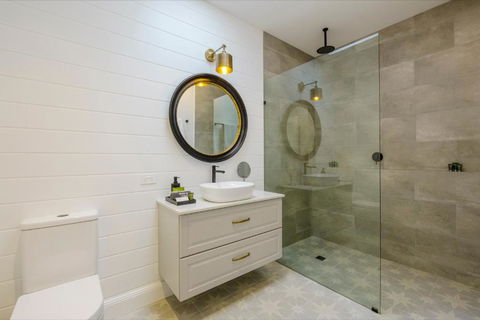 MAIN STREET RETREAT - King BRs, Comp Minibar, Breakfast Prov, Fireplaces - Accommodation Gold Coast 2