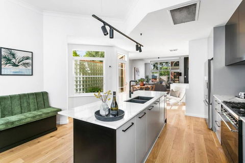 MANHATTAN STYLE 3 STORY LUXURY IN ST PETERS - Accommodation Gold Coast 0