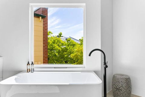 MANHATTAN STYLE 3 STORY LUXURY IN ST PETERS - Accommodation Gold Coast 2