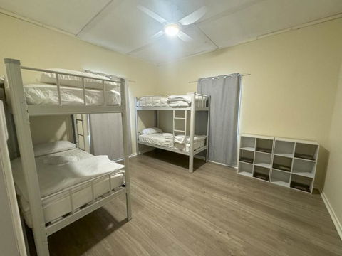 Massive 3 Bedroom Home With Backyard - Gold Coast 4U 0