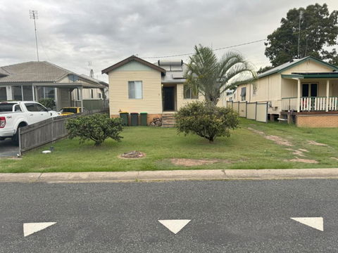 Massive 3 Bedroom Home With Backyard - Gold Coast 4U 3