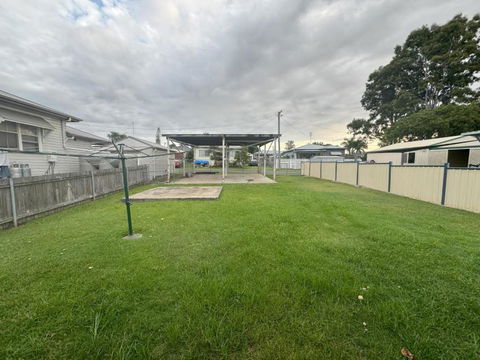 Massive 3 Bedroom Home With Backyard - Gold Coast 4U 2