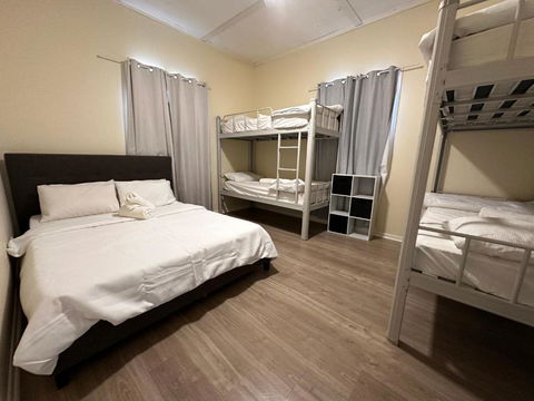 Massive 3 Bedroom Home With Backyard - Gold Coast 4U 1