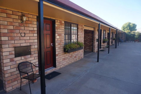 Miles Outback Motel - Accommodation Gold Coast 0