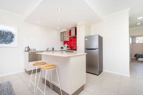 Modern Midland Retreat 2br 1 Bth - Gold Coast 4U 0