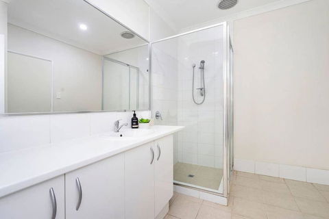 Modern Midland Retreat 2br 1 Bth - Gold Coast 4U 2