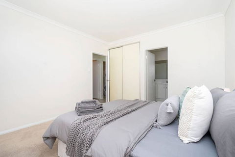 Modern Midland Retreat 2br 1 Bth - Gold Coast 4U 3