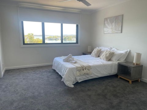 Mirrabooka Magic - Luxury By The Lake - 1 Gold Coast 2