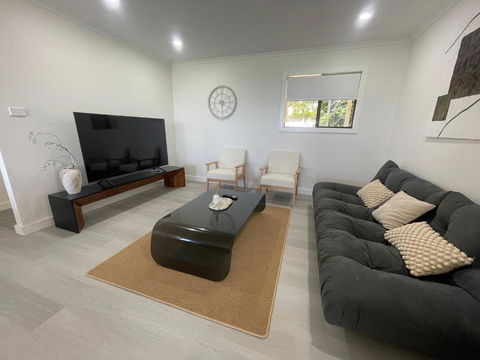 Mirrabooka Magic - Luxury By The Lake - 1 Gold Coast 3