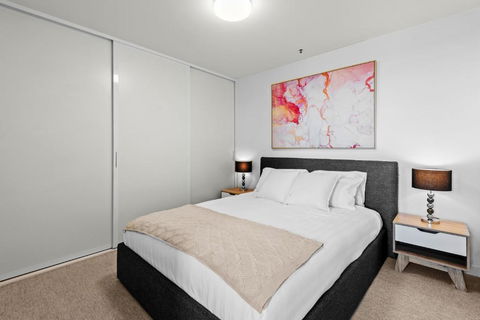 Modern 1-Bed & City Views, Steps From Racecourse - Accommodation Gold Coast 1