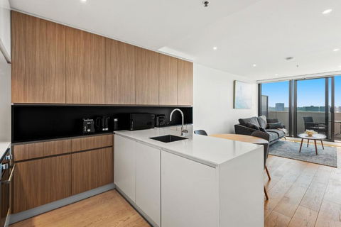 Modern 1-Bed & City Views, Steps From Racecourse - Accommodation Gold Coast 2