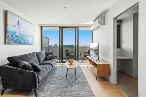 Modern 1-Bed & City Views, Steps From Racecourse - Accommodation Gold Coast 3