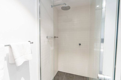 Modern 1 Bed Opposite Racecourse - 1 Gold Coast 3