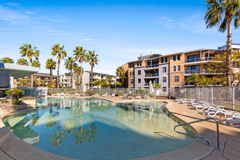 Modern 2-Bed With Pools, Gym, Tennis Court & Sauna - Gold Coast 4U 0