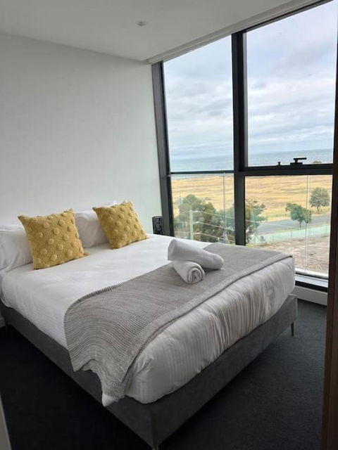 Modern 2 BRM Apt In Williamstown - Accommodation Gold Coast 3