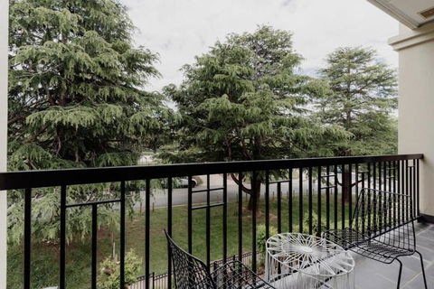 Modern Apartment In The Heart Of Canberra - Gold Coast 4U 1