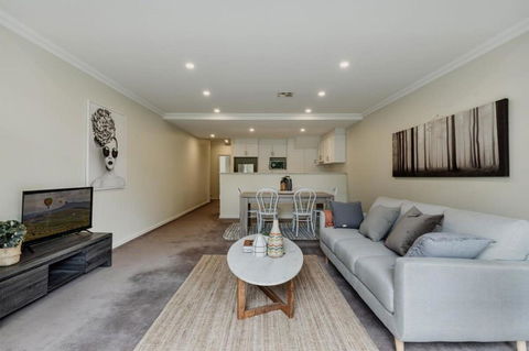 Modern Apartment In The Heart Of Canberra - Gold Coast 4U 2