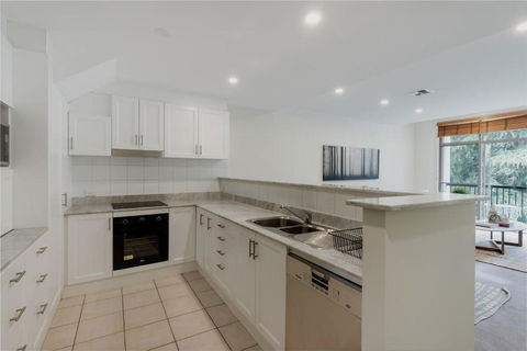 Modern Apartment In The Heart Of Canberra - Gold Coast 4U 3