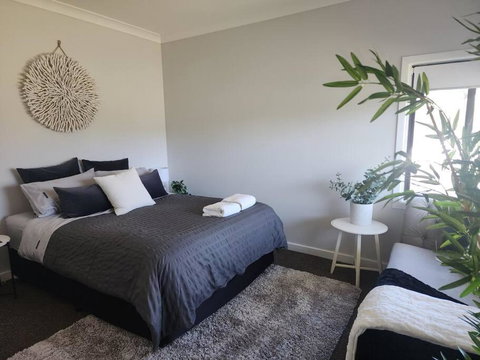 Modern Cottage Near Morwell CBD, Queen Beds, Netflix & Free Wifi - Accommodation Gold Coast 3