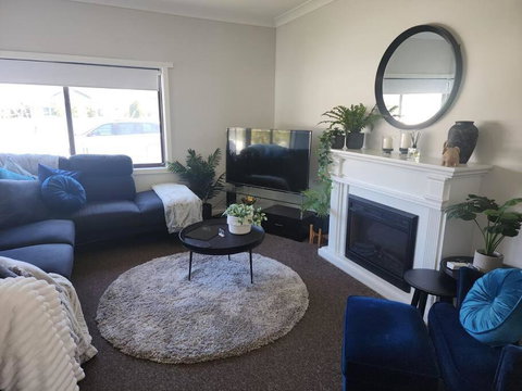 Modern Cottage Near Morwell CBD, Queen Beds, Netflix & Free Wifi - Accommodation Gold Coast 1
