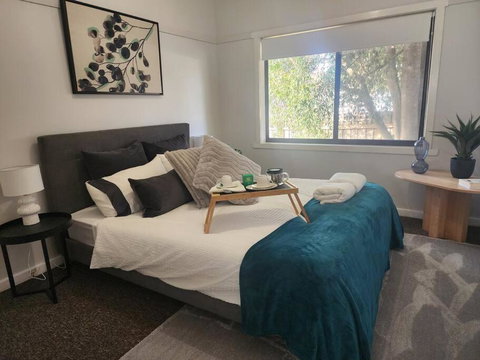 Modern Cottage Near Morwell CBD, Queen Beds, Netflix & Free Wifi - Accommodation Gold Coast 0