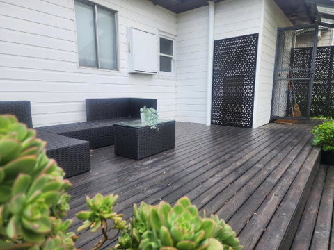 Modern Cottage Near Morwell CBD, Queen Beds, Netflix & Free Wifi - Accommodation Gold Coast 2