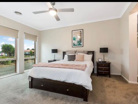 Modern Family Home With Pool - Accommodation Gold Coast 3