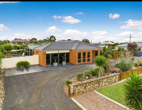 Modern Family Home With Pool - Accommodation Gold Coast 1
