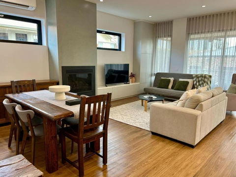 Modern Home - Gr8 4 Groups - Gold Coast 4U 3