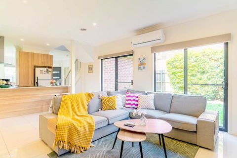 Modern Home In Central Oakleigh East - Accommodation Gold Coast 0