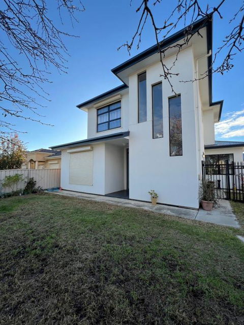Modern House Between Airport And Sea - Accommodation Gold Coast 3