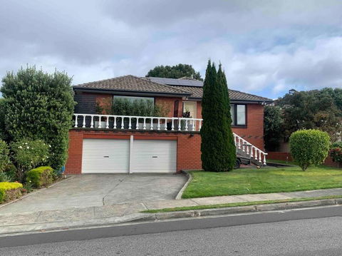 Modern Light Filled Home Near Beaches - Gold Coast 4U 0