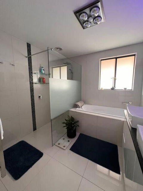 Modern Light Filled Home Near Beaches - Gold Coast 4U 1