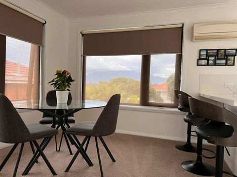 Modern Light Filled Home Near Beaches - Gold Coast 4U 3