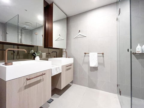 Modern Luxury 2B2B Sky Garden SmartTV - Accommodation Gold Coast 1