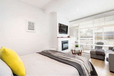 Modern Stylish Self-contained Studio Apartment - Gold Coast 4U 2