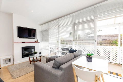 Modern Stylish Self-contained Studio Apartment - Gold Coast 4U 1
