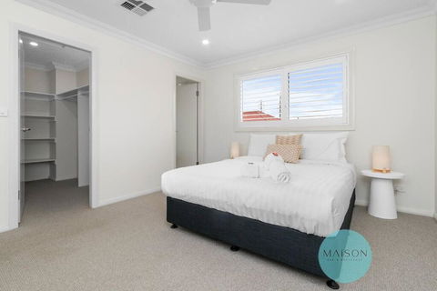 Modern Townhouse In The Heart Of Adamstown - Gold Coast 4U 1
