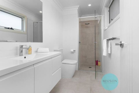 Modern Townhouse In The Heart Of Adamstown - Gold Coast 4U 2