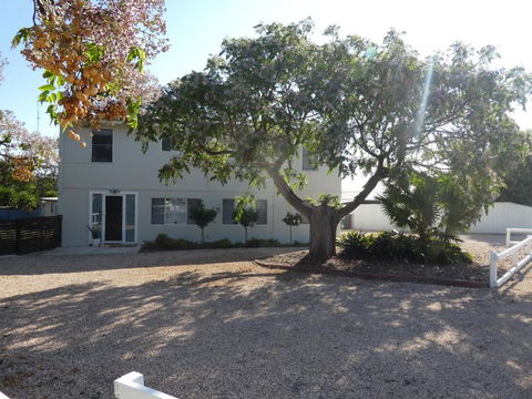 Moonta Bay Stylish Large Home 3 Min Walk From Beach And Jetty - Accommodation Gold Coast 2